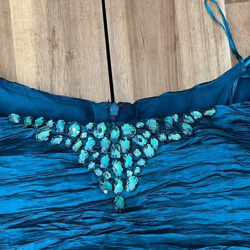 Alex Evening Formal Off the Shoulder Ruched Sateen Emerald Green Evening Gown - Picture 4 of 10